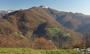 37 Ecco il Canto Alto, col tortuoso solco della Valle del Giongo...